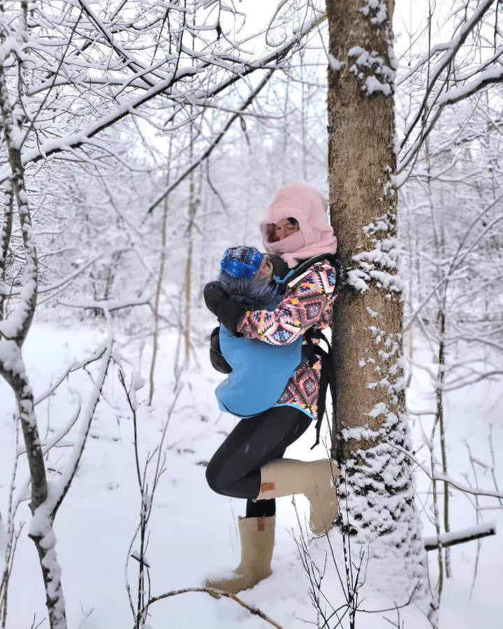 Porter son bébé en hiver : sous ou par-dessus son manteau?