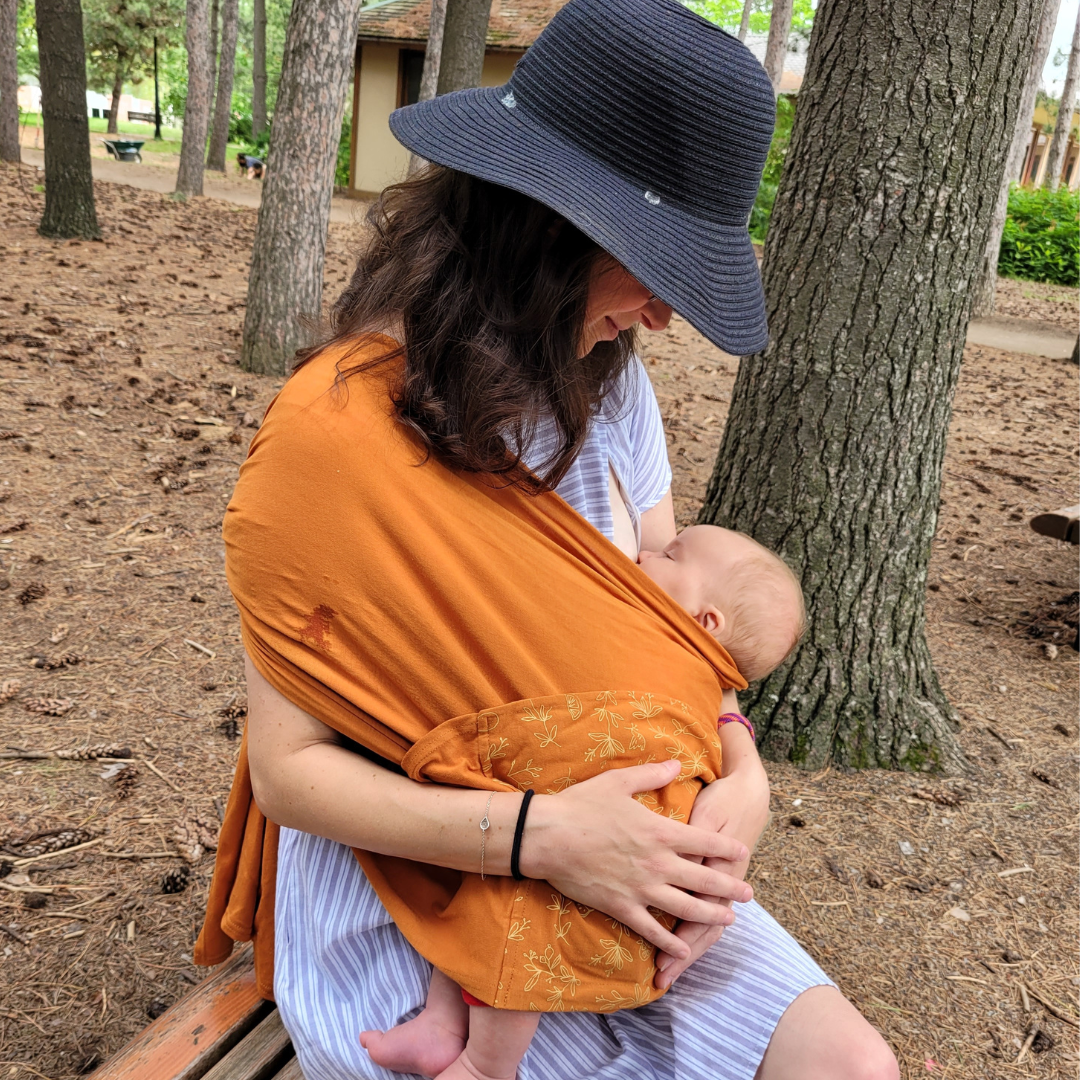 Comment bien porter son bébé et l'allaiter sans se faire mal au dos, aux  cervicales